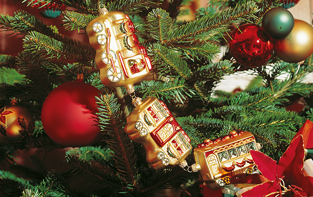 Christbaumschmuck: ein kliener goldener Zug