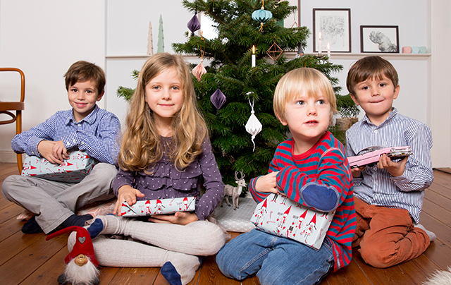 Die Spannung beim Aufreißen der ersten Geschenke 